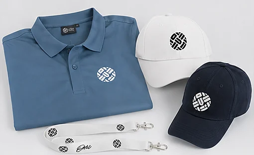 Bodegón: polo azul, gorras blanca y azul marino y cordón