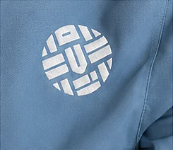Detalle del logotipo bordado en la chaqueta