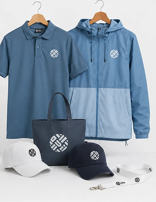 Polo y chaqueta en ganchos con bolso, gorras y cordón