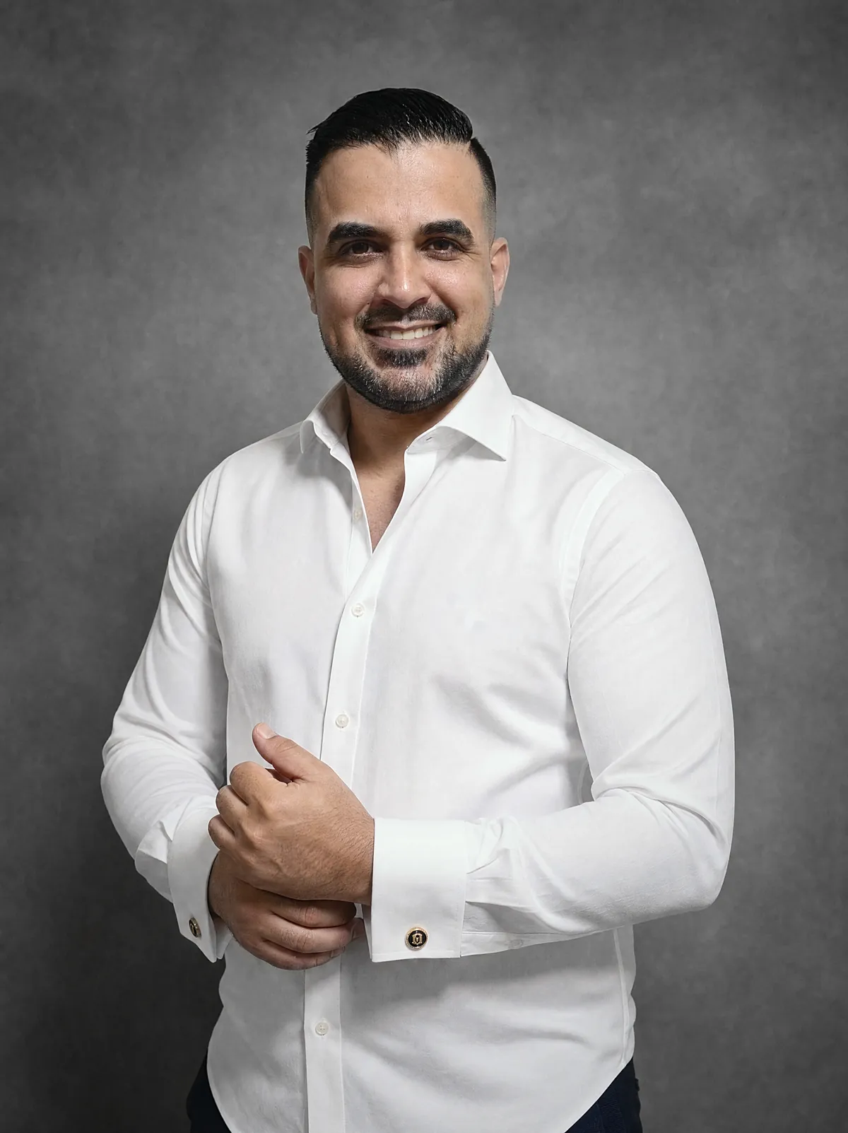 Retrato con las manos al frente, en estudio