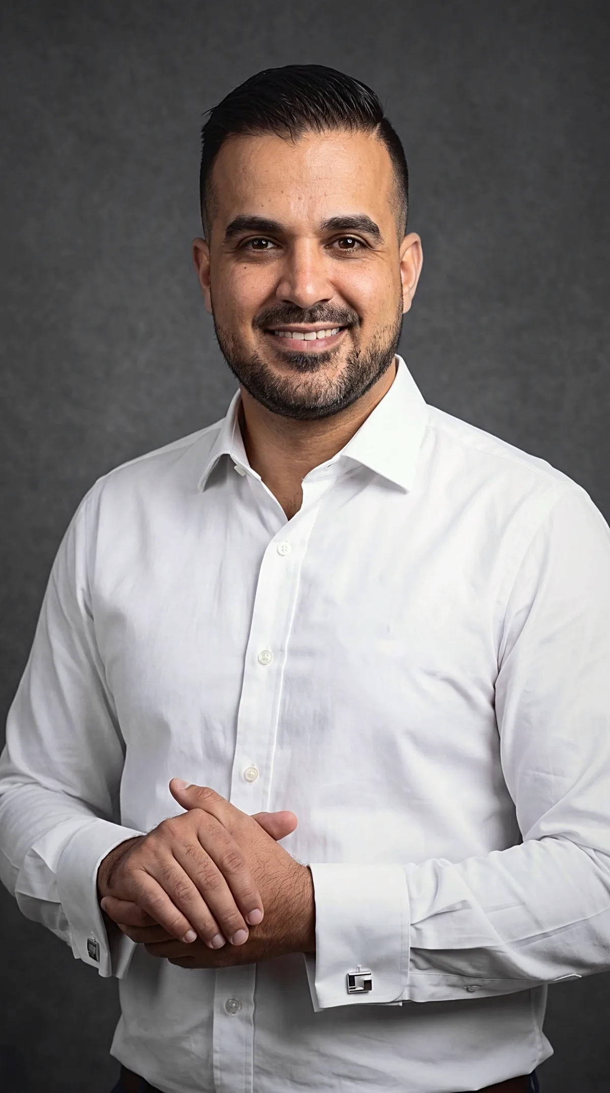 Retrato en estudio con camisa blanca y fondo gris